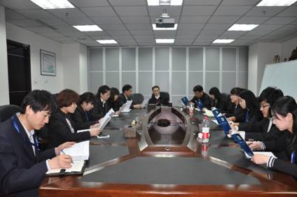 說明: 2014年4月5日公司行政部組織員工學(xué)習(xí)《員工手冊》.jpg